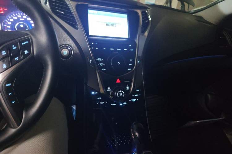 Used Hyundai Azera 2011 3.0L Flagship Edition Audio And AC Panel