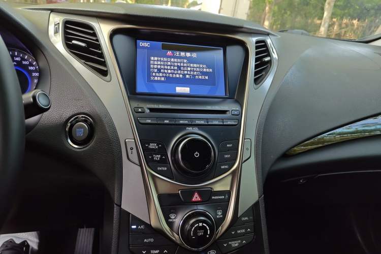 Used Hyundai Azera 2011 3.0L Premium Model Audio And AC Panel