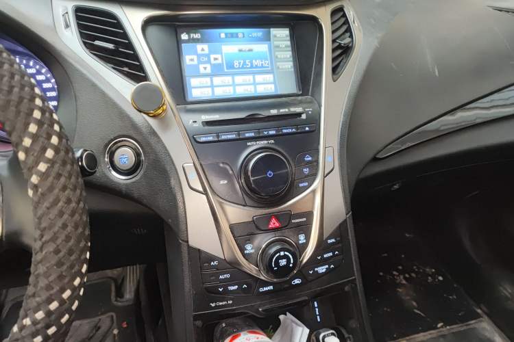 Used Hyundai Azera 2011 2.4L Luxury Model Audio And AC Panel