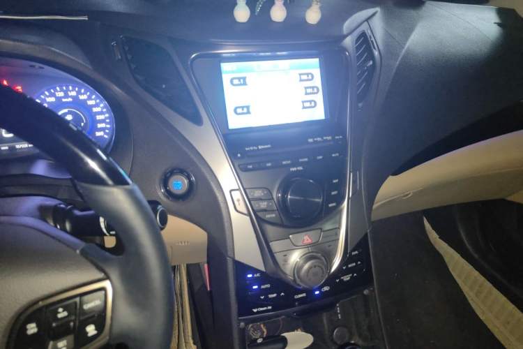 Used Hyundai Azera 2011 3.0L Flagship Edition Audio And AC Panel