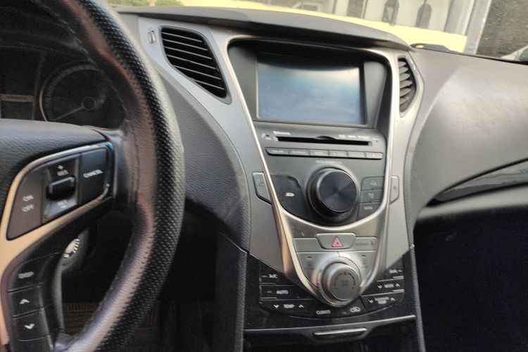 Used Hyundai Azera 2011 2.4L Comfort Version Audio And AC Panel