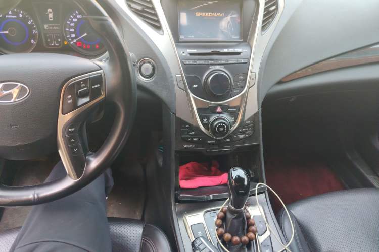 Used Hyundai Azera 2011 2.4L Luxury Model Audio And AC Panel
