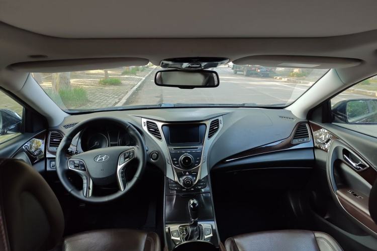 Used Hyundai Azera 2011 3.0L Premium Model Center Console