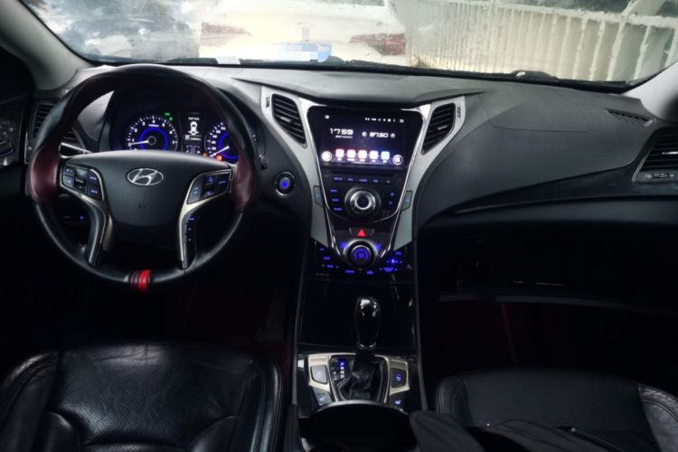 Used Hyundai Azera 2011 2.4L Luxury Model Center Console
