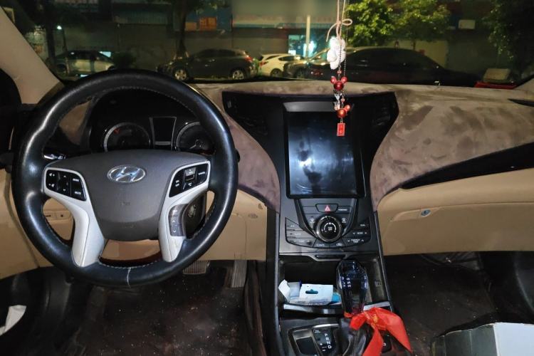 Used Hyundai Azera 2011 2.4L Luxury Model Center Console