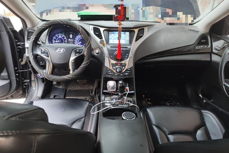 Used Hyundai Azera 2011 2.4L Luxury Model Center Console