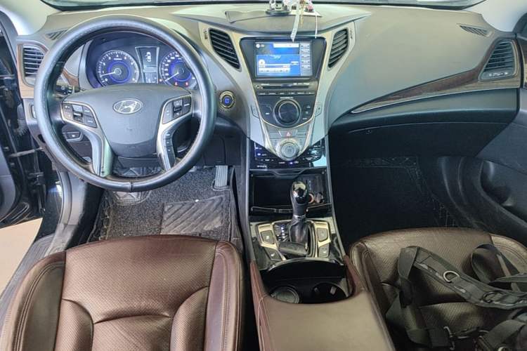 Used Hyundai Azera 2011 2.4L Luxury Model Center Console
