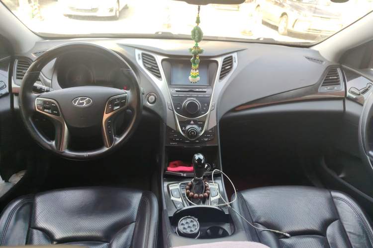Used Hyundai Azera 2011 2.4L Luxury Model Center Console