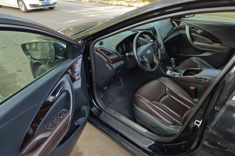 Used Hyundai Azera 2011 3.0L Premium Model Driver Seat