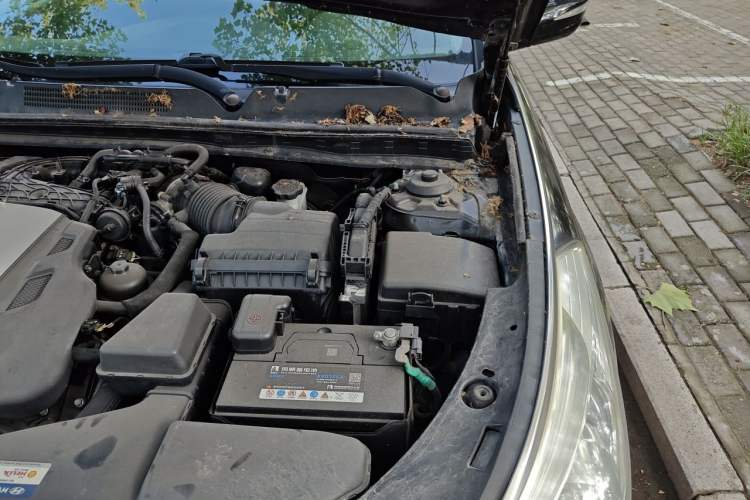 Used Hyundai Azera 2011 3.0L Premium Model Engine Bay Left