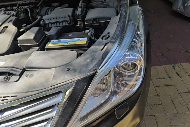 Used Hyundai Azera 2011 3.0L Flagship Edition Engine Bay Left