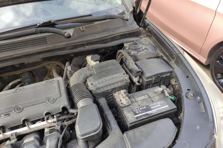 Used Hyundai Azera 2011 2.4L Comfort Version Engine Bay Left