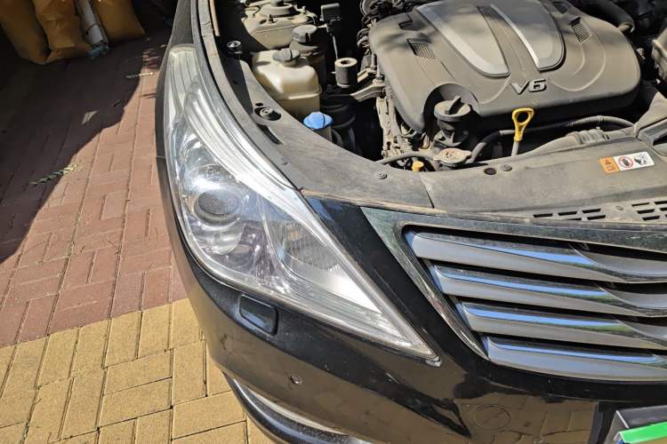 Used Hyundai Azera 2011 3.0L Flagship Edition Engine Bay Right