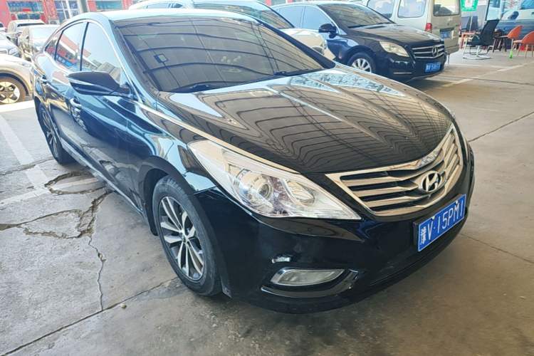 Used Hyundai Azera 2011 2.4L Luxury Model Front Right 45 Deg