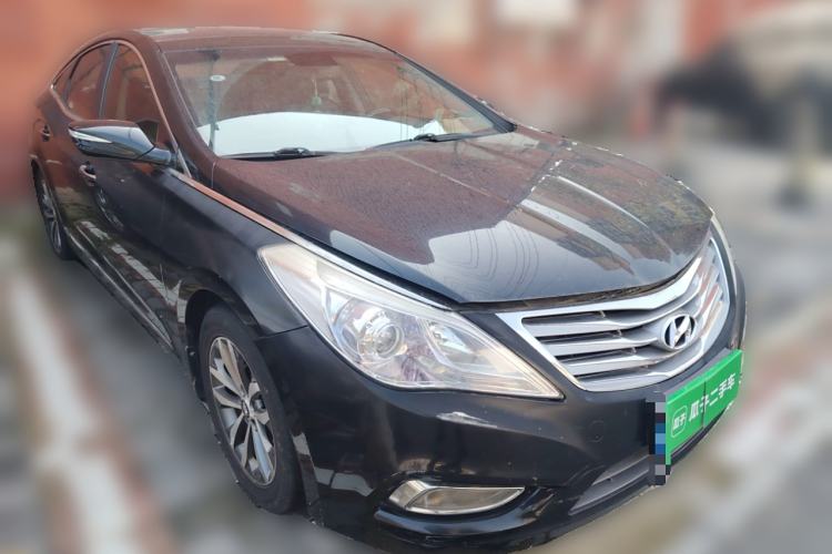 Used Hyundai Azera 2011 2.4L Luxury Model Front Right 45 Deg