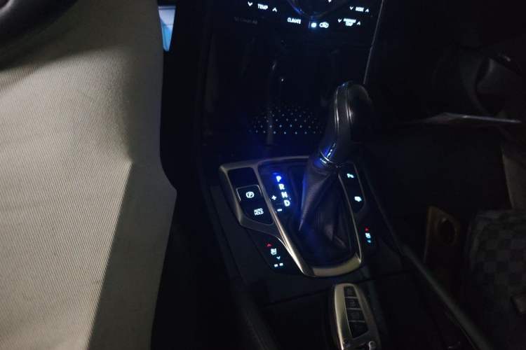 Used Hyundai Azera 2011 3.0L Flagship Edition Gear Lever