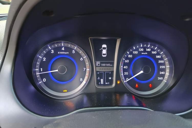 Used Hyundai Azera 2011 3.0L Premium Model Odometer Close Up