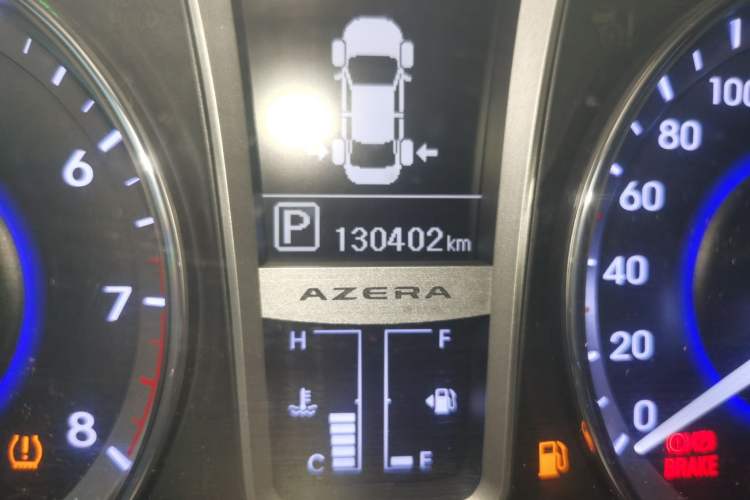 Used Hyundai Azera 2011 2.4L Luxury Model Odometer Close Up