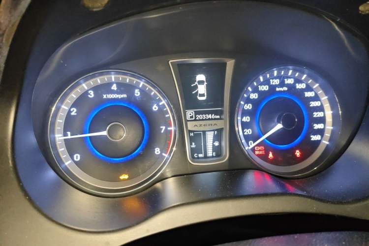 Used Hyundai Azera 2011 2.4L Luxury Model Odometer Close Up