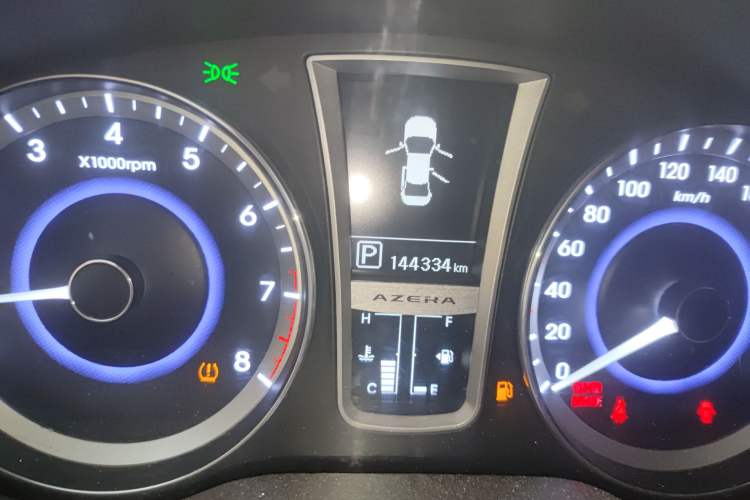 Used Hyundai Azera 2011 2.4L Luxury Model Odometer Close Up