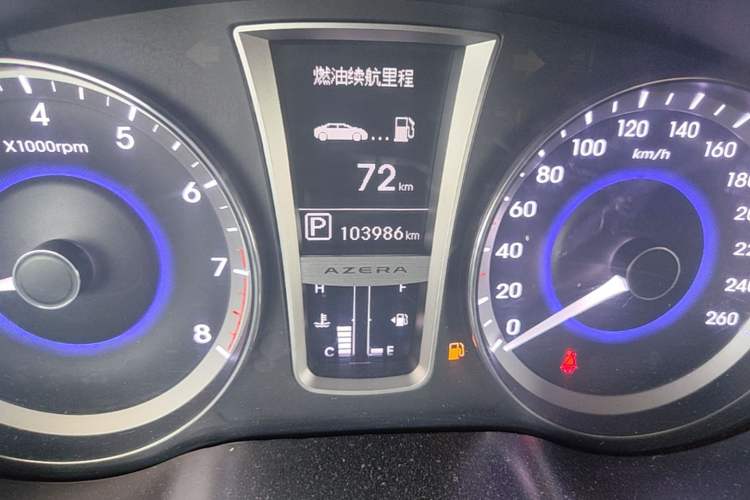 Used Hyundai Azera 2011 2.4L Luxury Model Odometer Close Up
