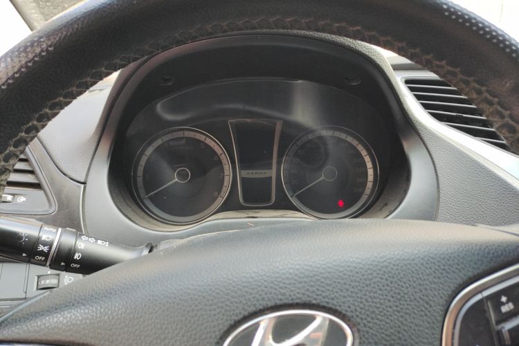 Used Hyundai Azera 2011 2.4L Comfort Version Odometer Close Up