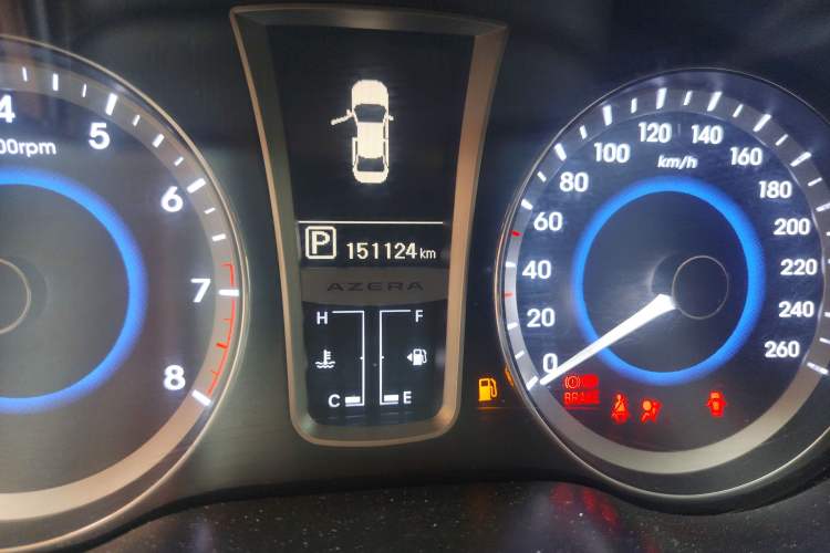 Used Hyundai Azera 2011 2.4L Luxury Model Odometer Close Up