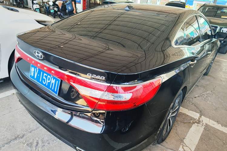 Used Hyundai Azera 2011 2.4L Luxury Model Rear Right 45 Deg