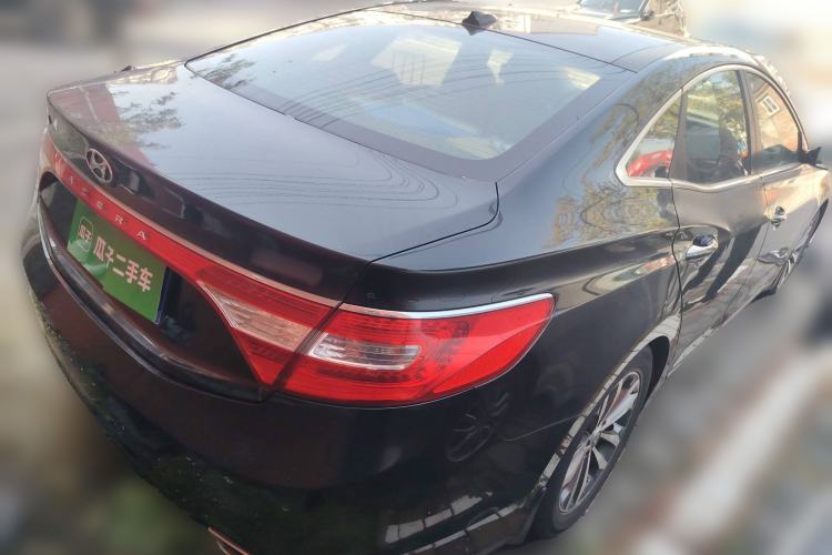 Used Hyundai Azera 2011 2.4L Luxury Model Rear Right 45 Deg