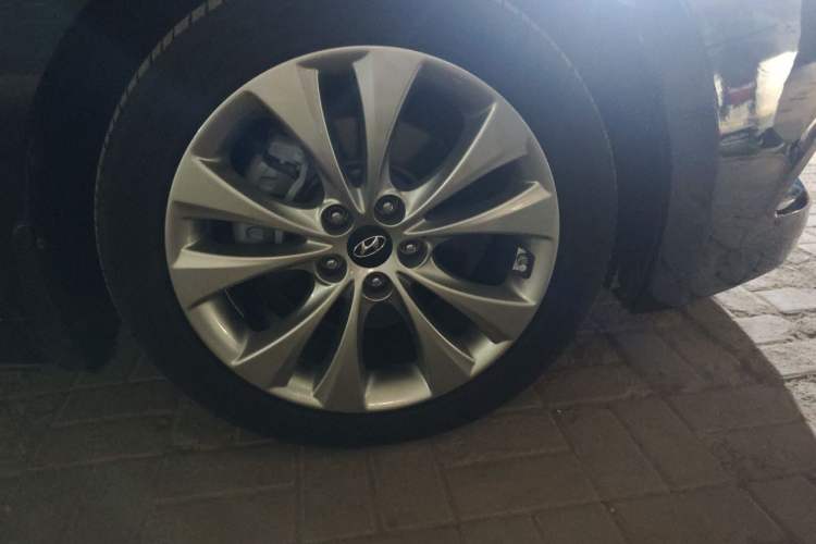 Used Hyundai Azera 2011 3.0L Flagship Edition Right Front Wheel Hub