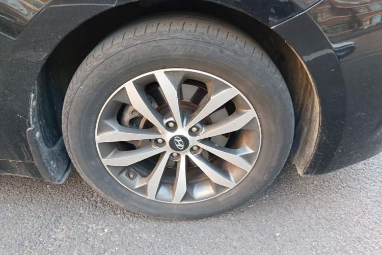 Used Hyundai Azera 2011 2.4L Flagship Edition Right Front Wheel Hub