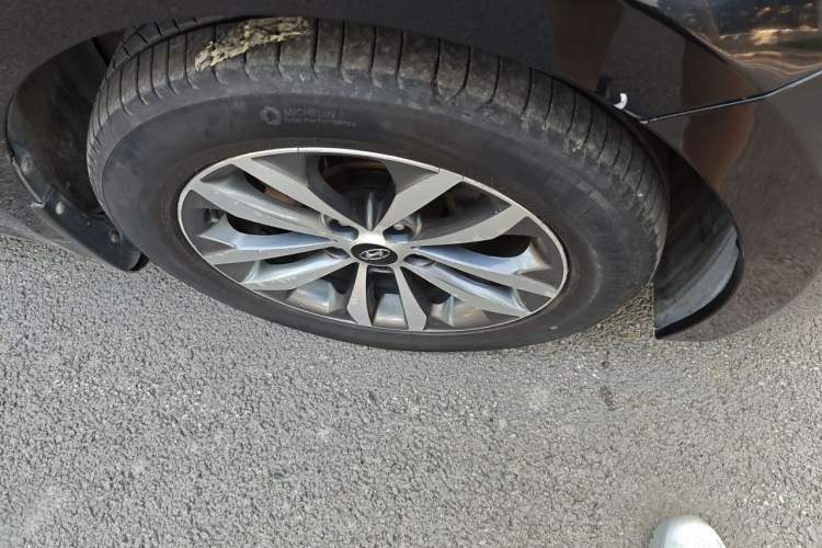 Used Hyundai Azera 2011 3.0L Premium Model Right Front Wheel Hub