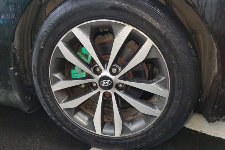 Used Hyundai Azera 2011 2.4L Luxury Model Right Front Wheel Hub