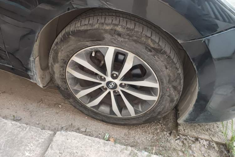 Used Hyundai Azera 2011 2.4L Luxury Model Right Front Wheel Hub