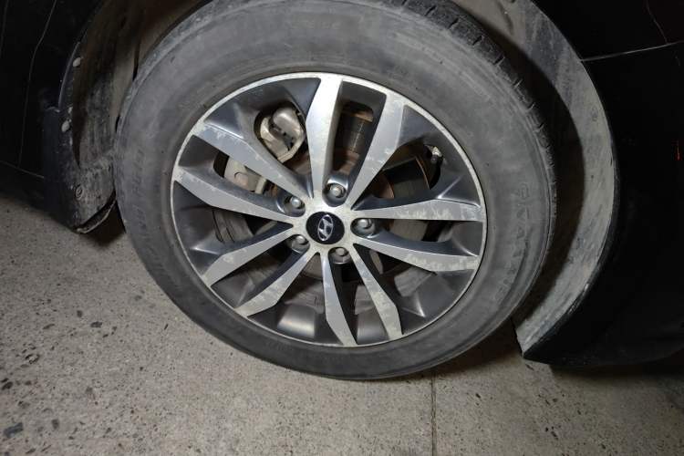 Used Hyundai Azera 2011 2.4L Flagship Edition Right Front Wheel Hub