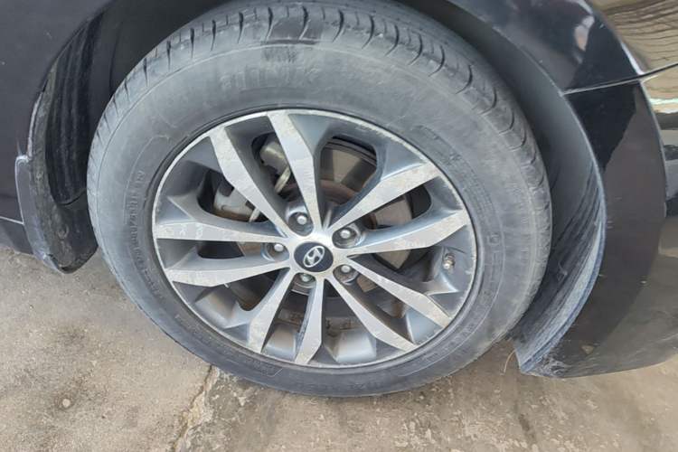 Used Hyundai Azera 2011 2.4L Luxury Model Right Front Wheel Hub