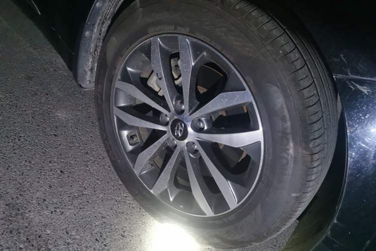 Used Hyundai Azera 2011 2.4L Flagship Edition Right Front Wheel Hub
