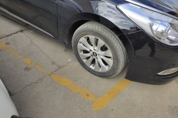 Used Hyundai Azera 2011 2.4L Comfort Version Right Front Wheel Hub