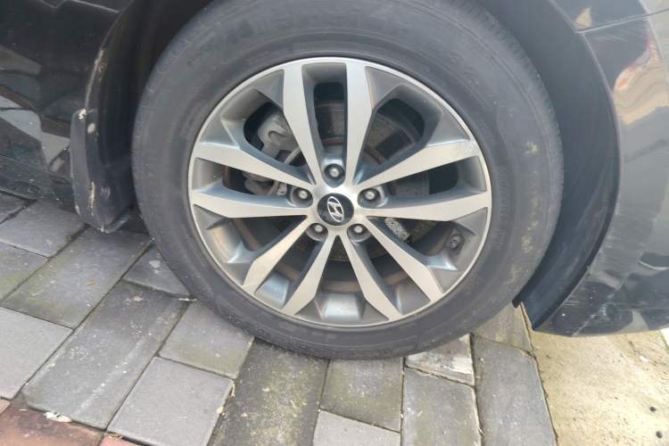 Used Hyundai Azera 2011 2.4L Luxury Model Right Front Wheel Hub
