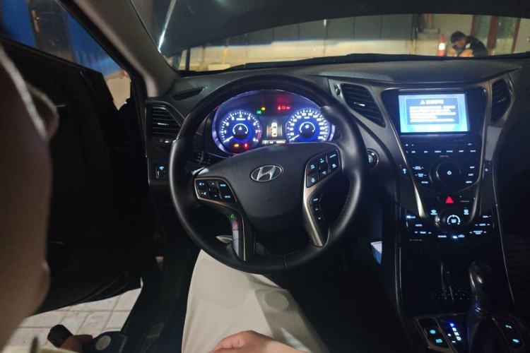 Used Hyundai Azera 2011 3.0L Flagship Edition Steering Wheel