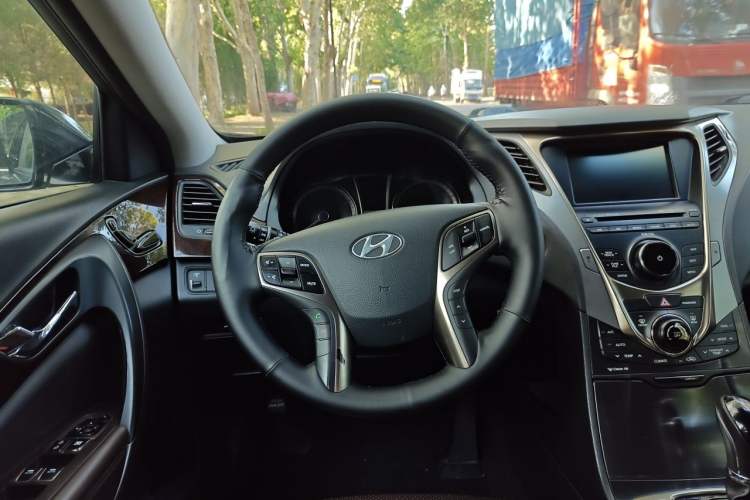Used Hyundai Azera 2011 3.0L Premium Model Steering Wheel