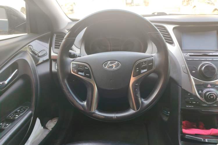Used Hyundai Azera 2011 2.4L Luxury Model Steering Wheel