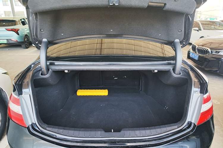 Used Hyundai Azera 2011 2.4L Luxury Model Trunk