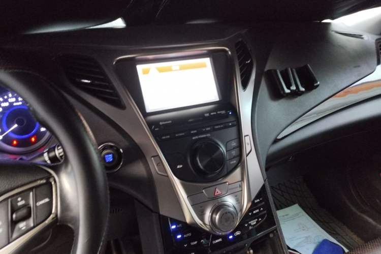 Used Hyundai Azera 2011 2.4L Luxury Model Audio And AC Panel