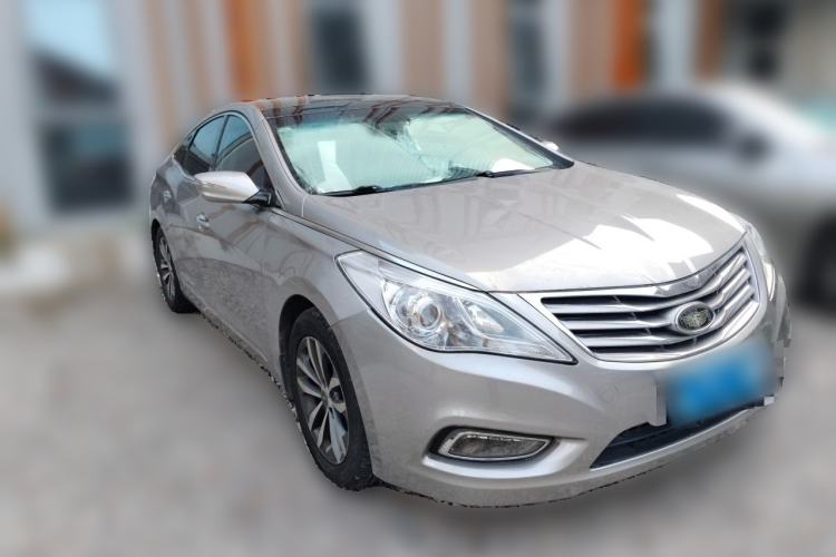 Used Hyundai Azera 2011 2.4L Luxury Model Front Right 45 Deg