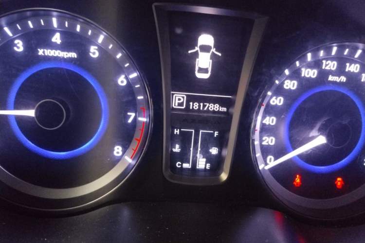Used Hyundai Azera 2011 2.4L Luxury Model Odometer Close Up