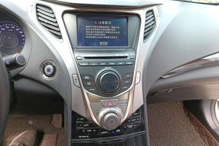 Used Hyundai Azera 2011 3.0L Flagship Edition Audio And AC Panel
