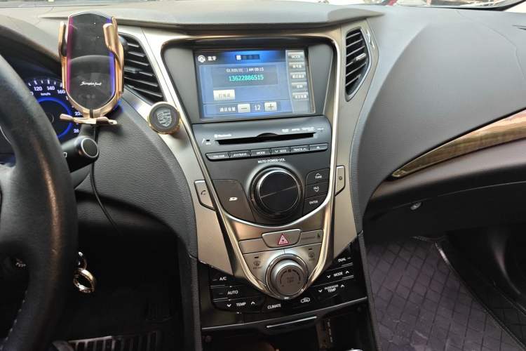 Used Hyundai Azera 2011 2.4L Luxury Model Audio And AC Panel