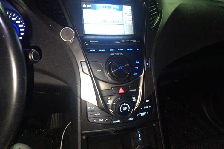 Used Hyundai Azera 2011 2.4L Luxury Model Audio And AC Panel