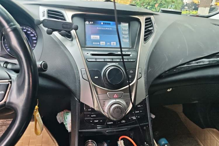 Used Hyundai Azera 2011 2.4L Luxury Model Audio And AC Panel